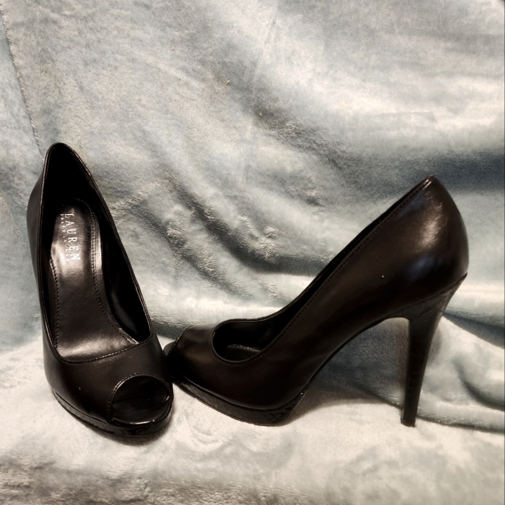 Black sexy pumps